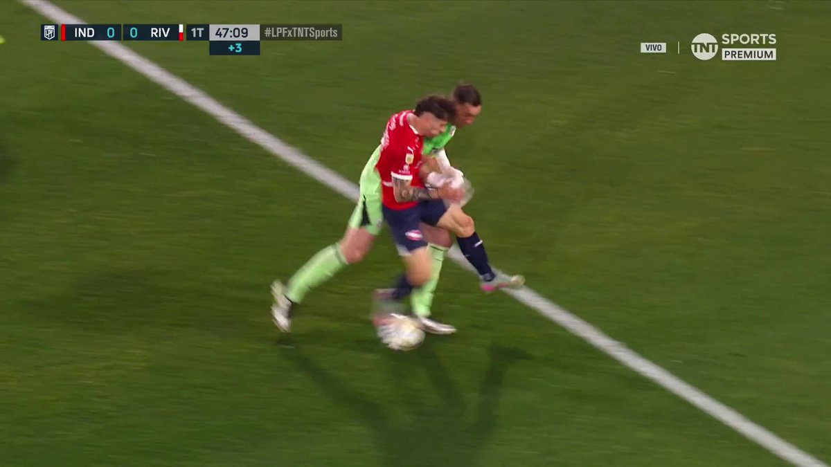 Si es adentro es penal. Si es afuera es roja a Armani. Pero dirige Arasa…