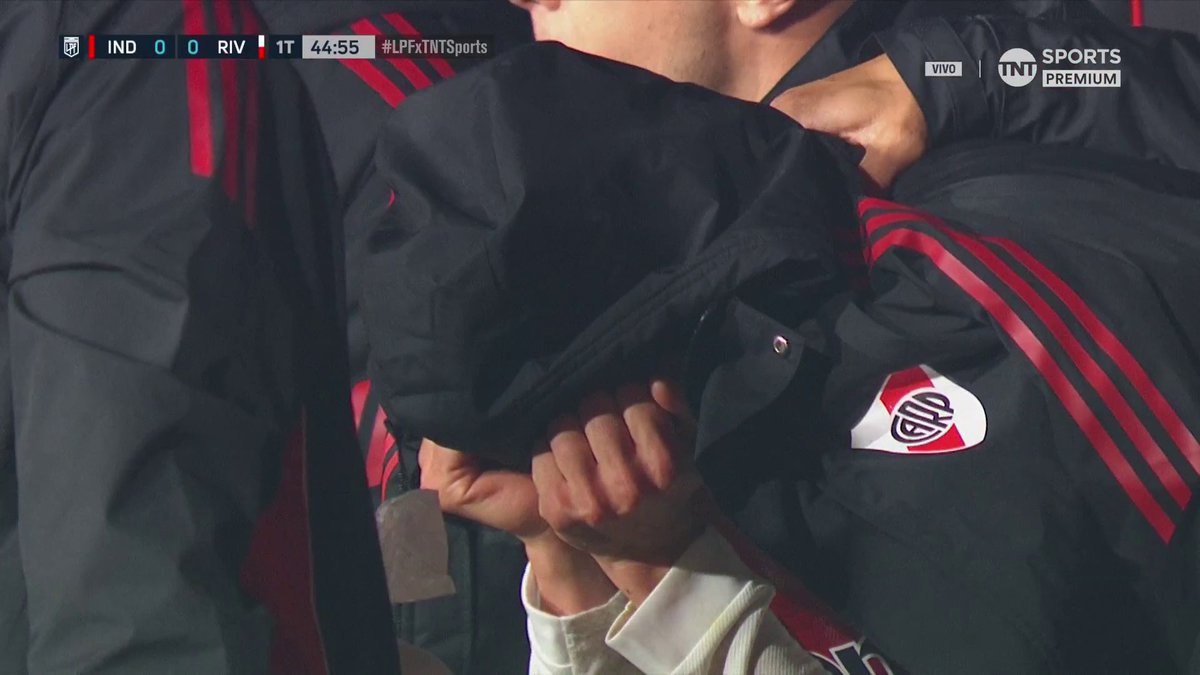 Difícil no pensar en la peor lesión de rodilla posible, y no empatizar con el llanto de un tipo que ama la camiseta. Fuerza, Germán.