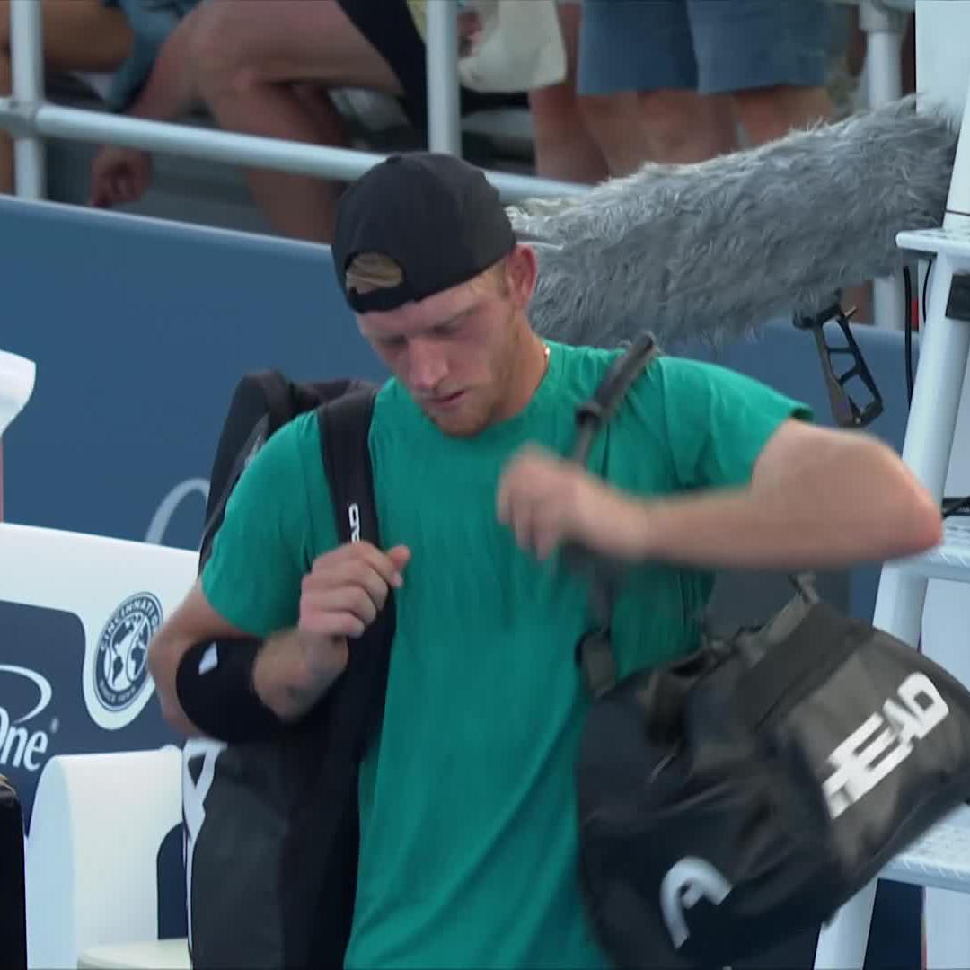 Such a shame 😞 Davidovich Fokina is forced to retire, sending Joao Fonseca through 6-7 5-4 RET. #CincyTennis
