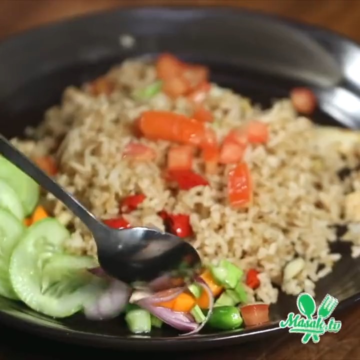Bingung mau bikin nasi goreng apa lagi? Tenang, mimin punya beberapa macam nasi goreng untuk kamu coba masak di rumah! Nasi goreng mana yang paling kamu suka? 1. Nasi goreng ikan asin 2. Nasi goreng buntut sapi 3. Nasi goreng kikil cabai hijau 4. Nasi goreng kemangi