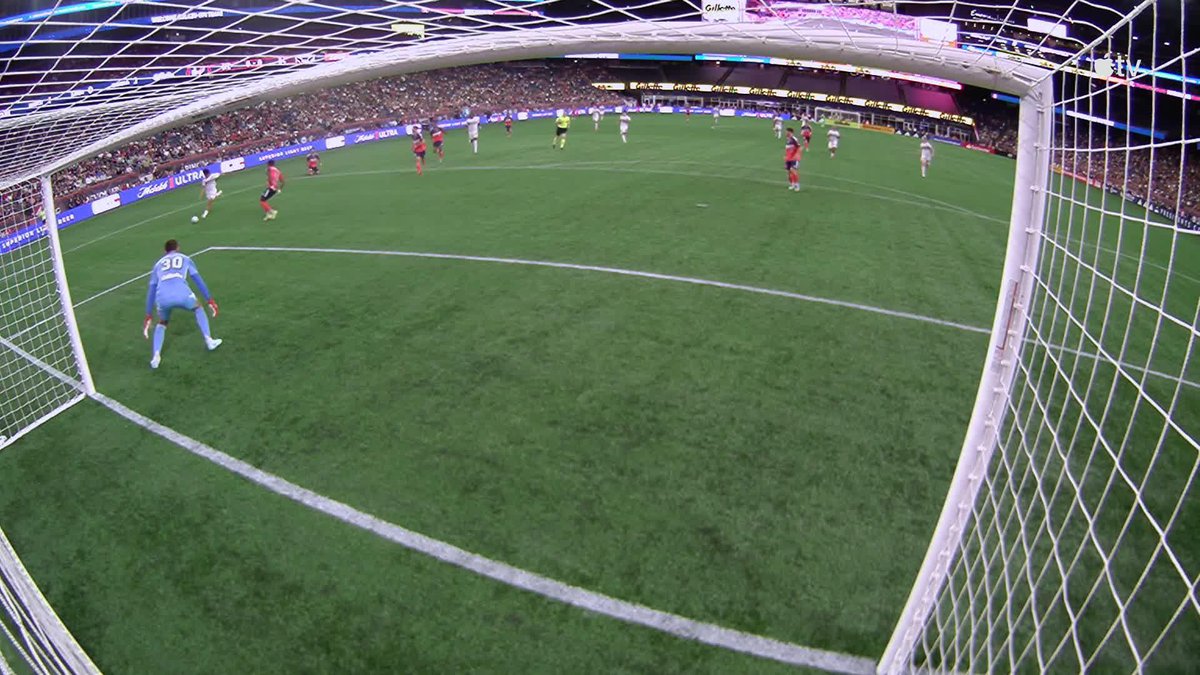 ¡GOOOOOOL DE CAMPANA! 🇪🇨🇺🇸 Leonardo Campana convirtió de cabeza para el New England Revolution en la MLS.