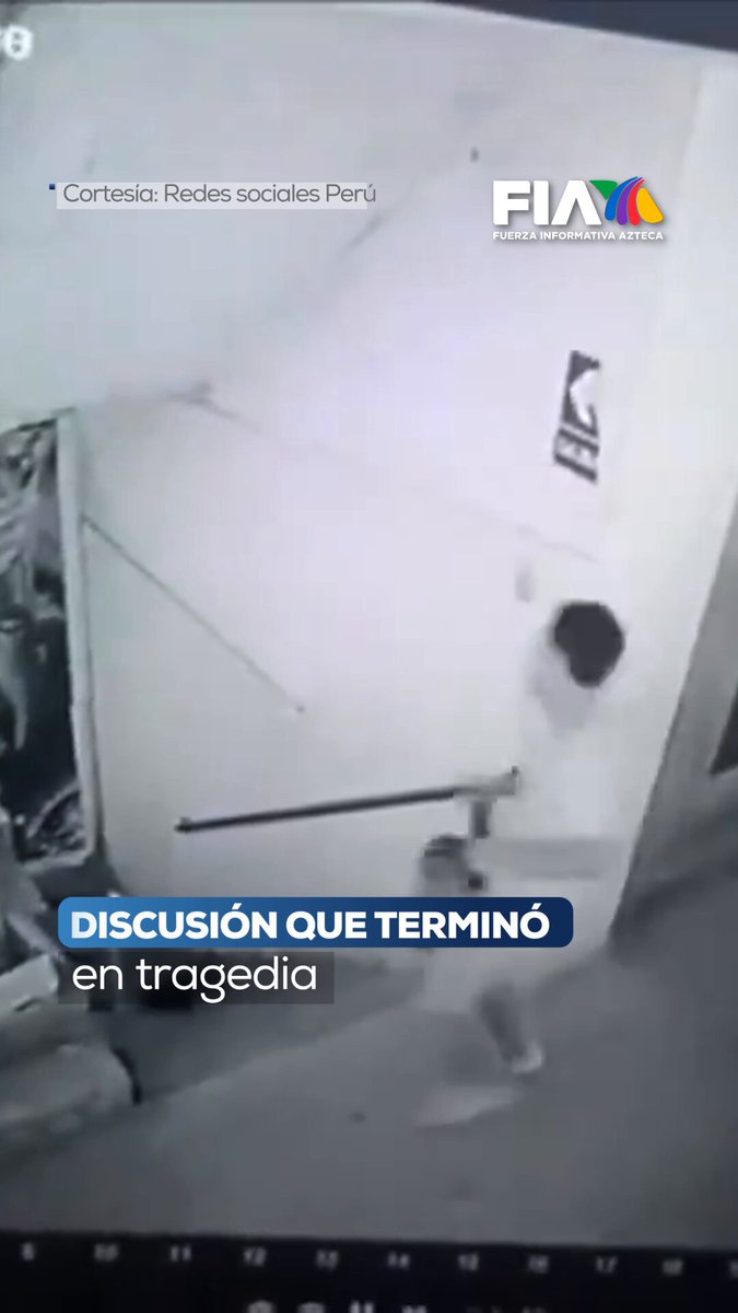¡Discusión que acabó en tragedia! Una pareja fue captada por cámaras de seguridad discutiendo en un segundo piso de un bar, en #Perú. Ambos comenzaron a forcejear para tomar un celular, sin embargo, en medio de la disputa, se aproximaron a un borde sin barandal y cayeron; la mujer falleció y el hombre sufrió heridas graves.