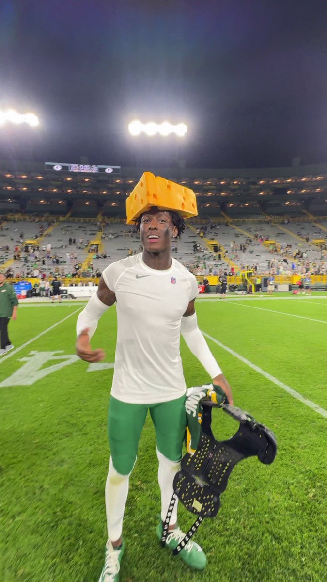 Sauce Gardner brought out the cheesehead after the win in Lambeau 😂 (🎥 NFL)