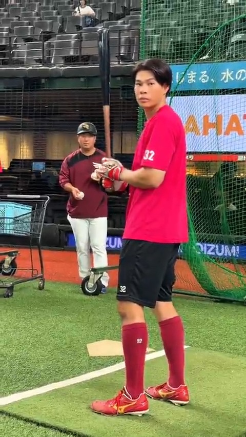 昨日の試合でマルチ安打👏 (カメラを見つける早さが尋常ではない) #中島大輔 選手のトスバッティング⚾️ #本日の覇気の営業は17時からです #RakutenEagles #キ！