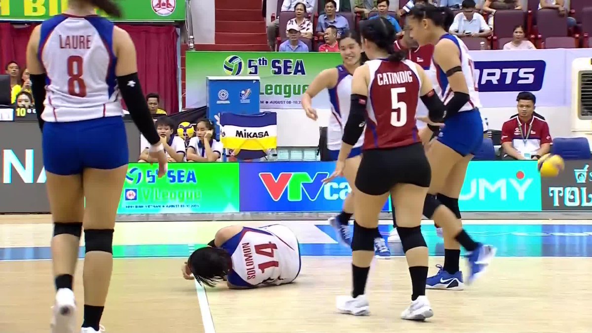 HOPE NOTHING’S TOO SERIOUS, EGAY 🙏 Alyssa Solomon bangs her knee on the taraflex while trying to dig the ball during the first set against Indonesia in their 2025 SEA V.League bronze medal game. #AlasPilipinas #SEAVLeague