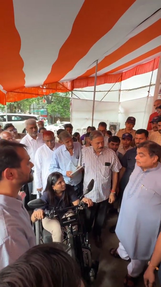 📍जनसंपर्क कार्यालय, सावरकर नगर, नागपुर 📹 जनसंपर्क सावरकर नगर के जनसंपर्क कार्यालय में आज रविवार, 10 अगस्त 2025 को आयोजित जनसंपर्क के कुछ क्षण। इस जनसंपर्क दौरान विभिन्न क्षेत्र से आए नागरिकों की समस्याएं सुनी, समझी और उनके निर्वहन के लिए अधिकारियों को निर्देश दिए। #जनसंपर्क #Nagpur #Jansampark