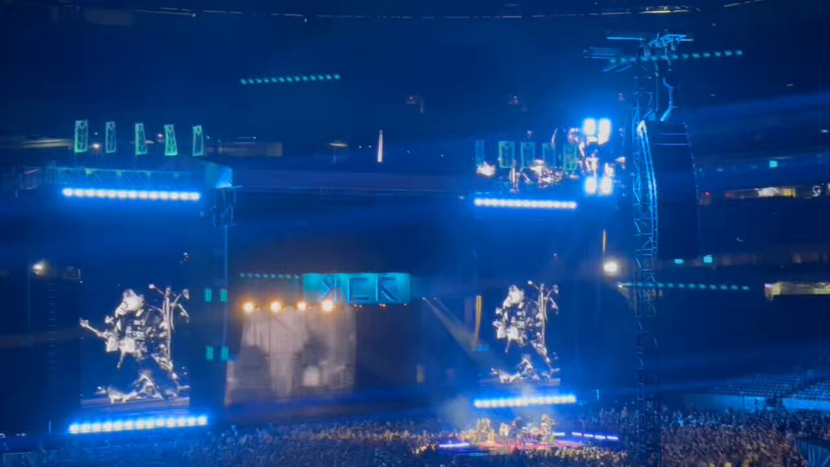 My Chemical Romance covered Livin' On A Prayer by Bon Jovi last night during their performance in New Jersey.