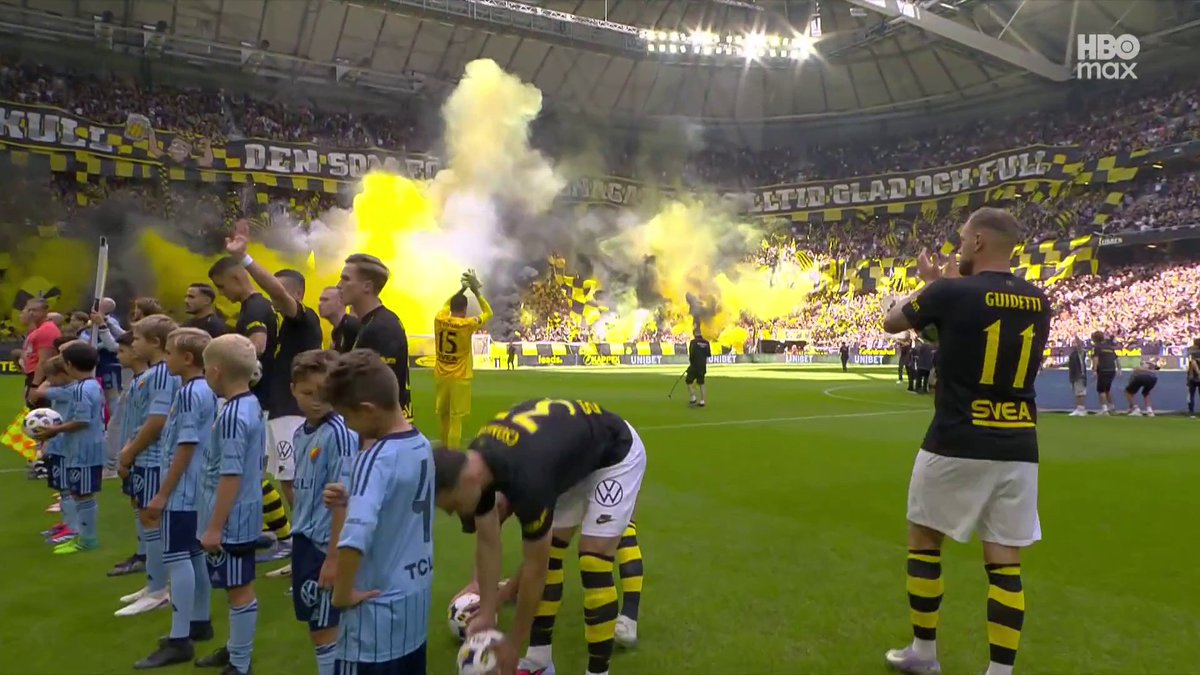 Inramningen på Strawberry Arena inför derbyt mellan AIK och Djurgården. 📲 Se matchen på HBO Max