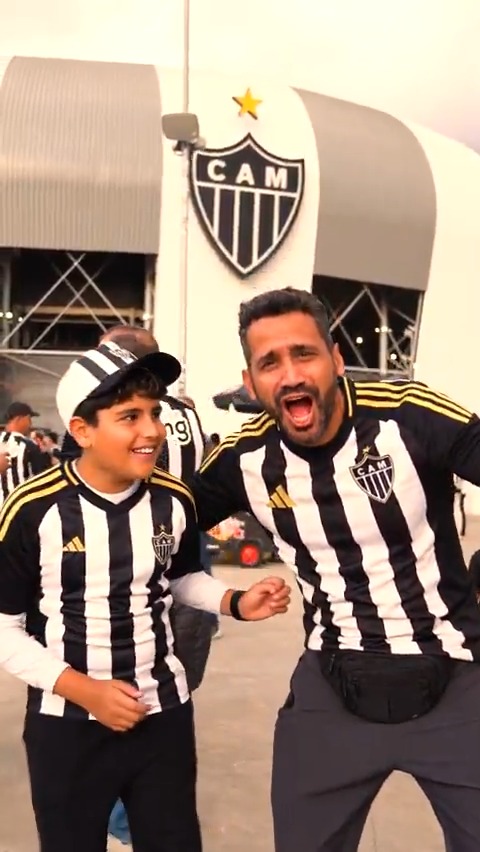 A maior herança é esse escudo no coração! 🖤🤍 O amor pelo Galo começa com o primeiro ídolo. Feliz Dia dos Pais!