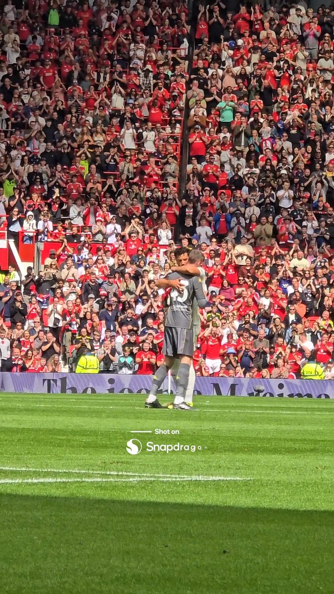 A special mark of respect to David de Gea 👏 You're always welcome here at Old Trafford! ❤️ #ShotOnSnapdragon