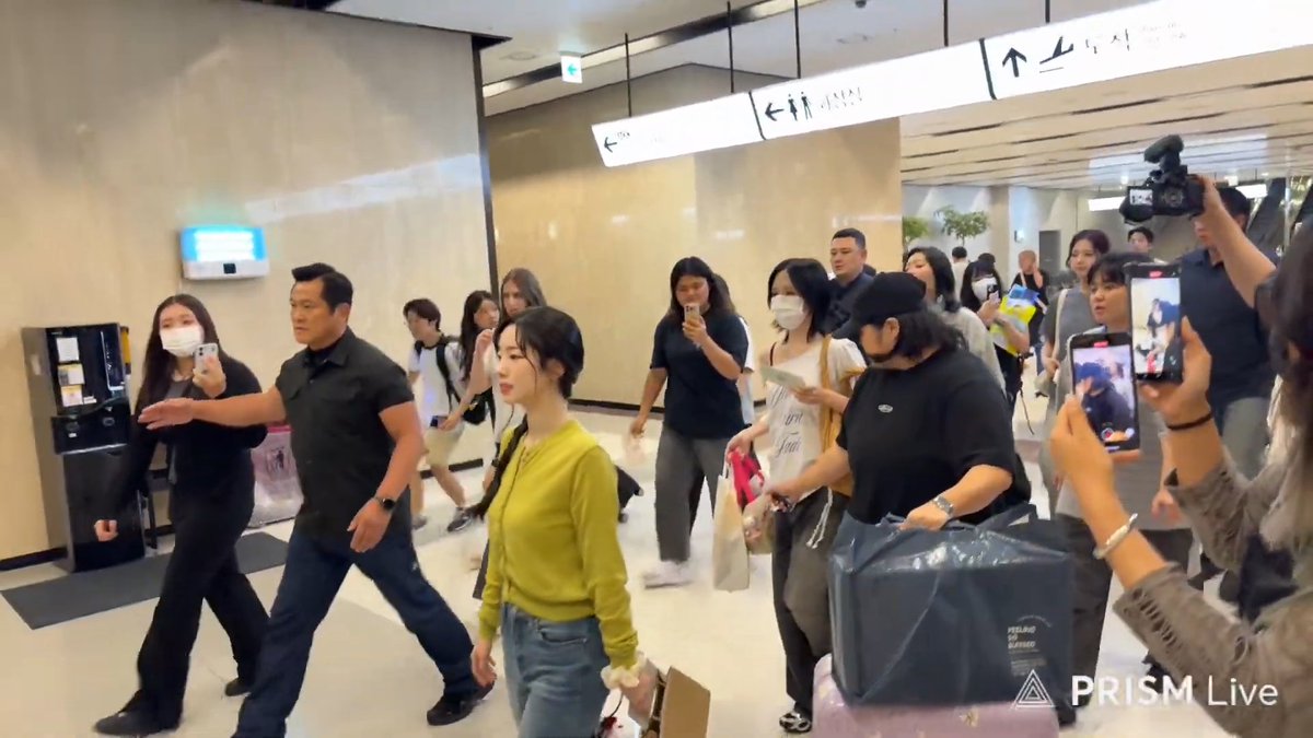 TWICE has arrived back in Korea from Japan. Seems like Momo and Sana stayed in Japan.