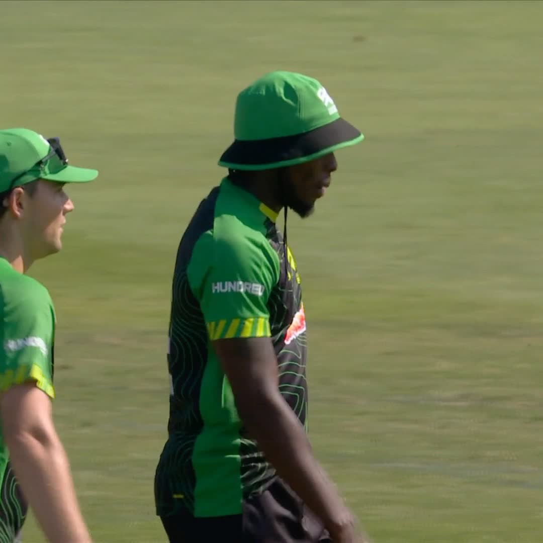 Jofra Archer fielding in a bucket hat 🤩
