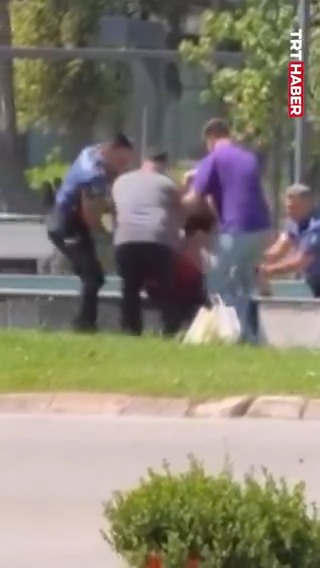 🔴 Bursa'da süs havuzuna düşen alkollü kişiyi, polisler boğulmaktan son anda kurtardı.