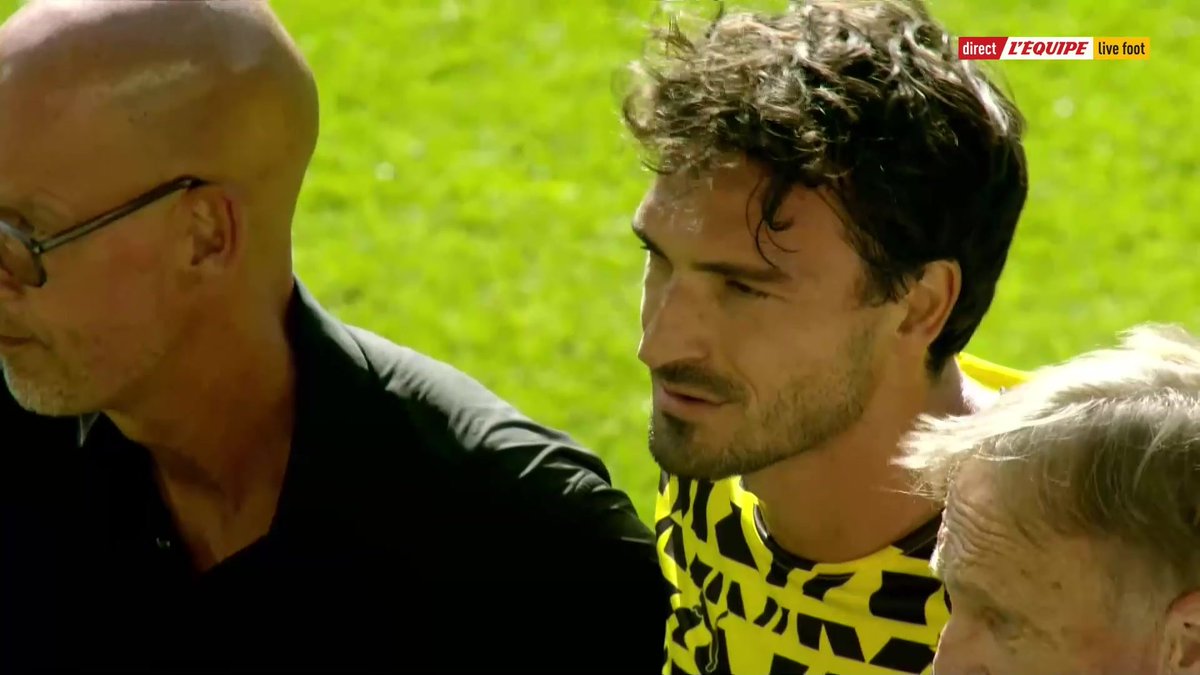 Le Borussia Dortmund rend hommage à Mats Hummels, invité à disputer le match amical face à la Juventus après avoir pris sa retraite cet été ! Suivez le match en direct sur L'Équipe live foot : #lequipeFOOT