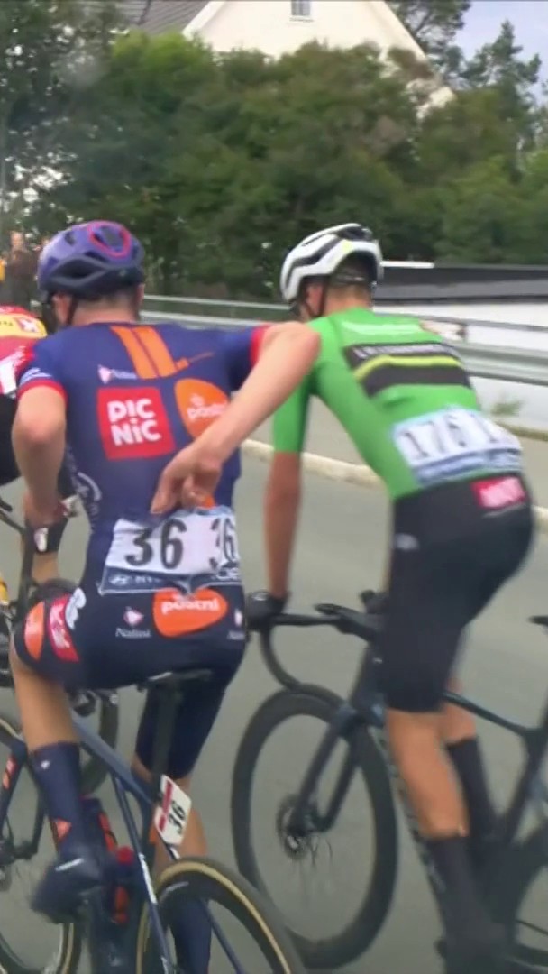 😎 Esto es la Arctic Race, papá 🙌 Cuando no te veas capaz de conseguir algo, recuerda a este hombre logrando mantenerle el ritmo a la escapada #ArcticRace