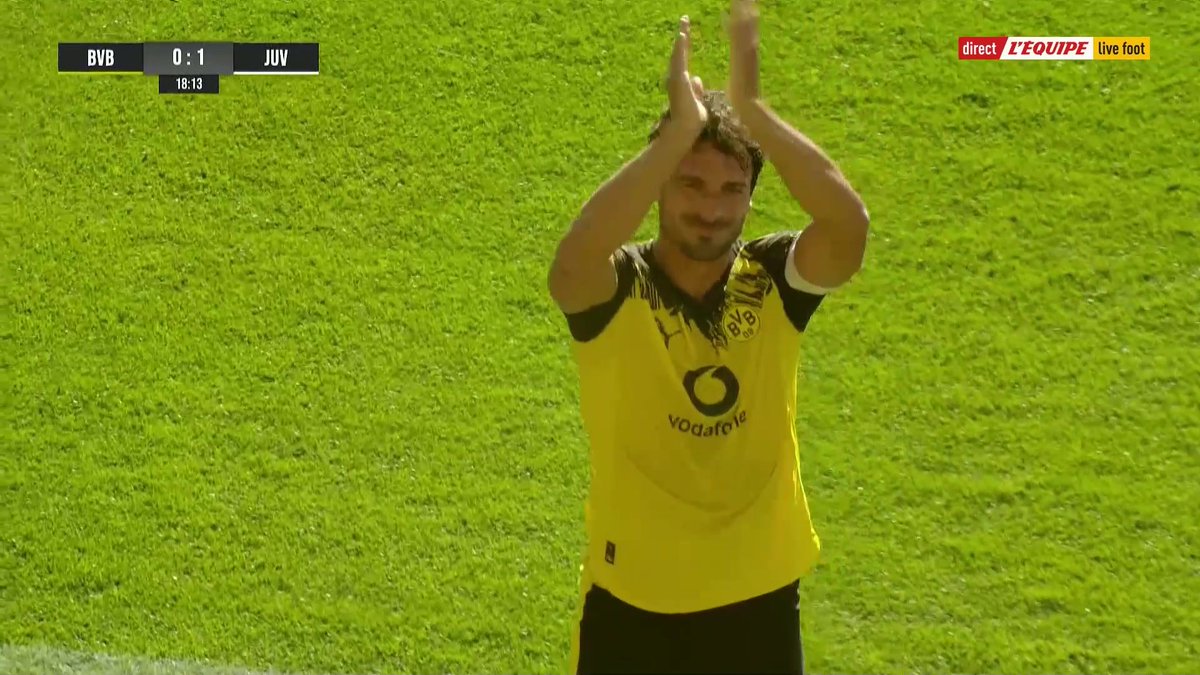 👏 Le Borussia Dortmund fait une haie d'honneur pour Mats Hummels, invité pour faire ses adieux au club où il a disputé plus de 500 matches après avoir pris sa retraite ! #lequipeFOOT