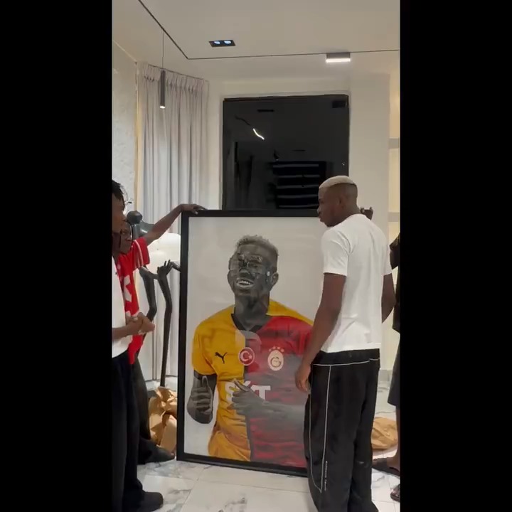 🖼️ Victor Osimhen'e hediye edilen Galatasaray formalı tablo.