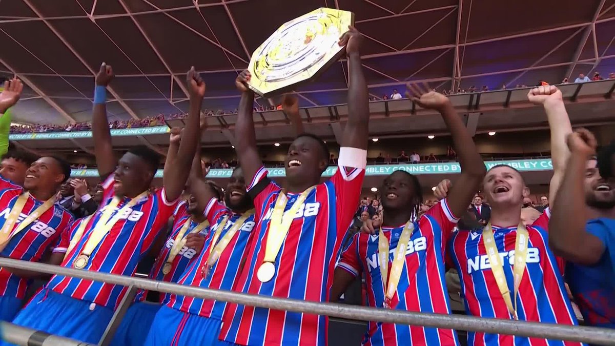 🏆 Crystal Palace soulève le deuxième trophée majeur de son Histoire. 👏❤️💙