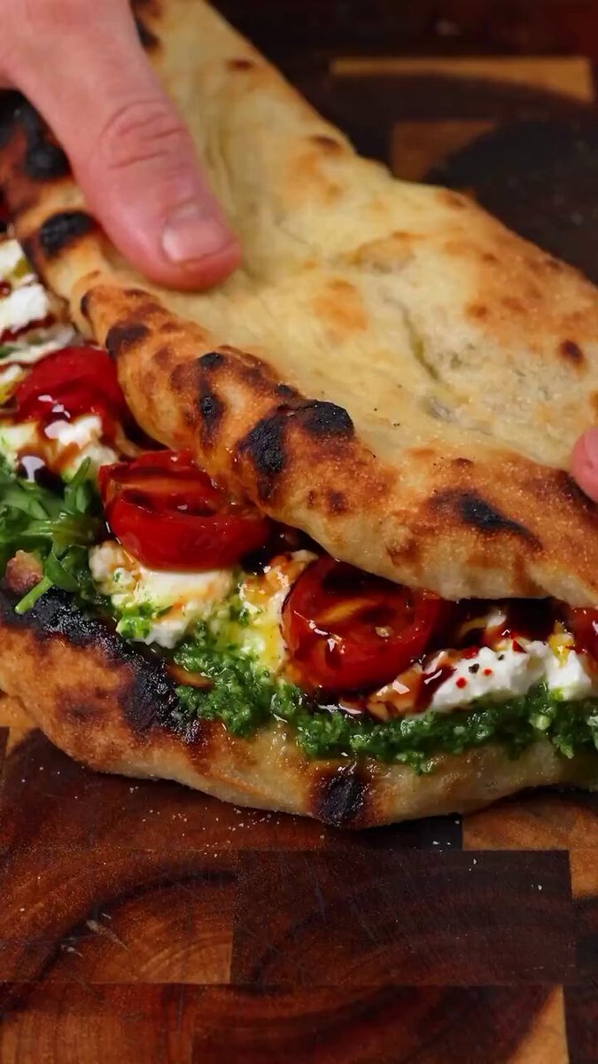 İtalyan usulü Burrata Caprese pizza sandviç tarifi.