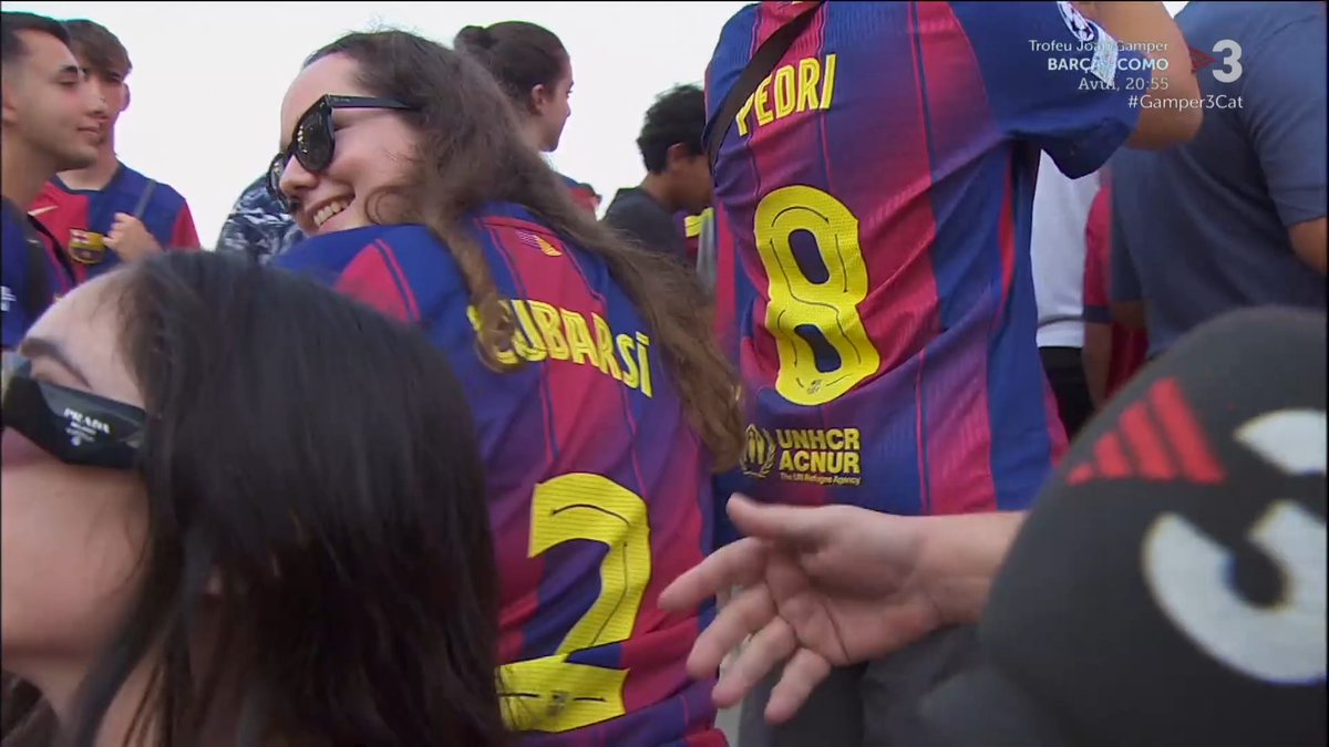 😅 La mala sort d’aquesta aficionada 👕 S’ha comprat la samarreta amb el 2 de Cubarsí just abans que el central agafés el 5 #Gamper3Cat 📺 Per TV3 i 3Cat ▶️