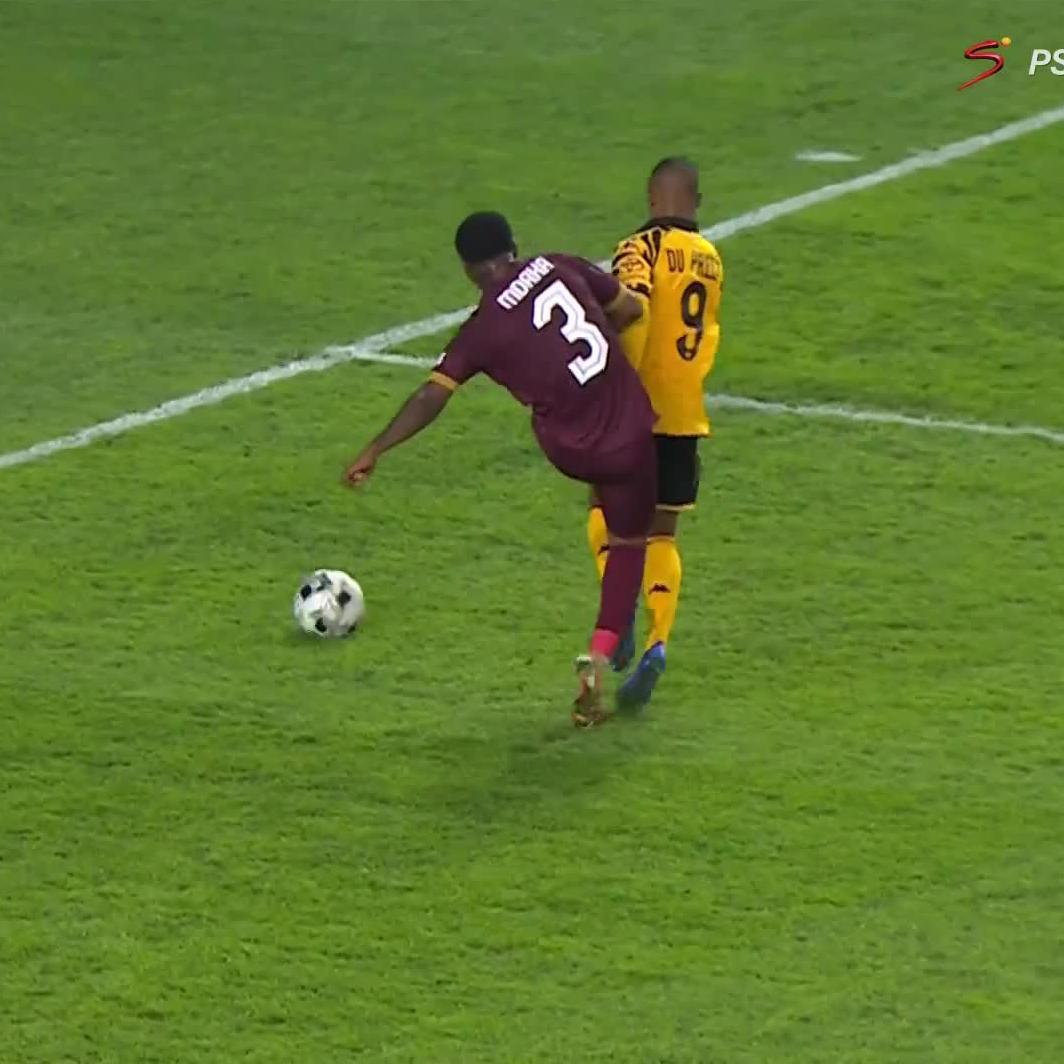 Stellies concede a penalty in stoppage time 🚨 Omega Mdaka gave the referee no choice 👇👇 #SSDiski | #BetwayPrem