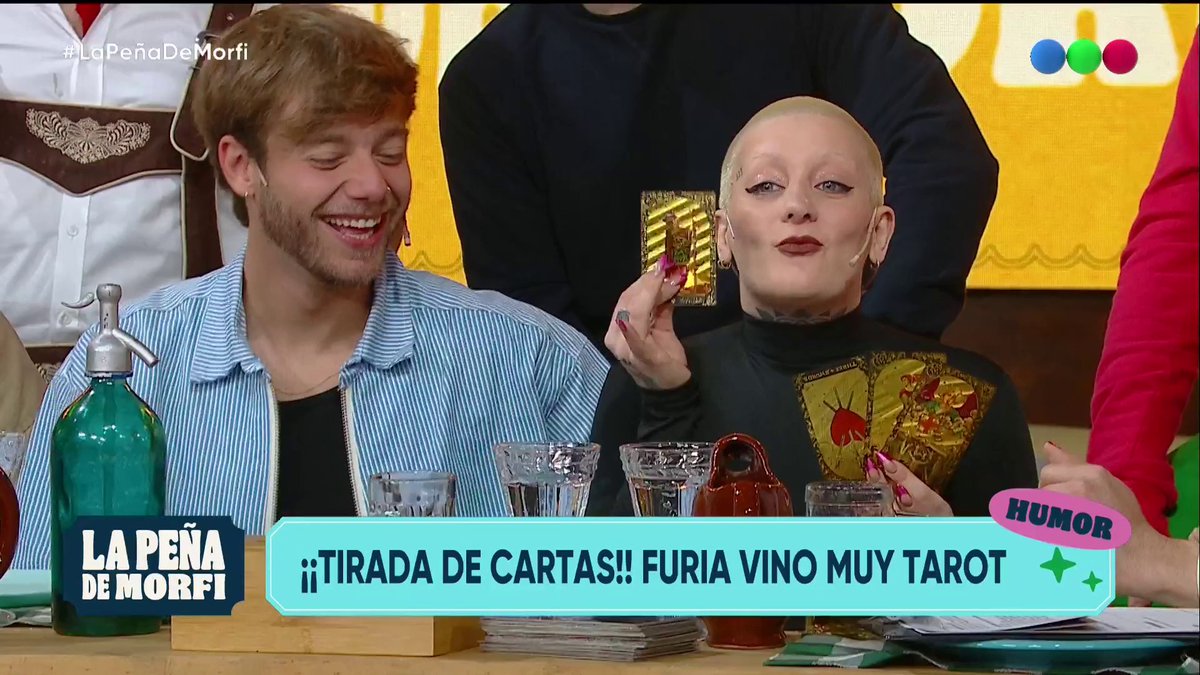 🙌 Bienvenido al equipo de #FueraDeJoda y ya empezamos con las cartas de Furia 🔮 Nos cuentan todo sobre lo que se viene de lunes a jueves a las 18 hs por #StreamsTelefe 📺 Mirá #LaPeñaDeMorfi con Lizy Tagliani y Diego Leuco por Telefe ✨