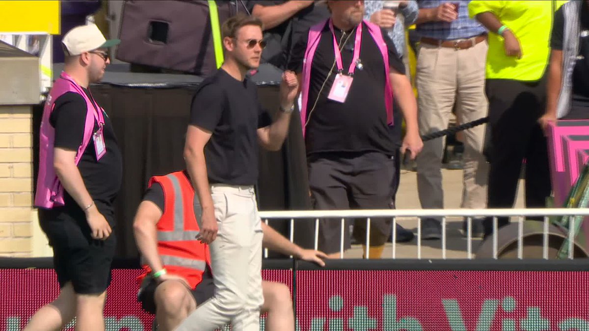 "Look at me, I'm Stuart Broad" 😅 Never change, Nasser 😂