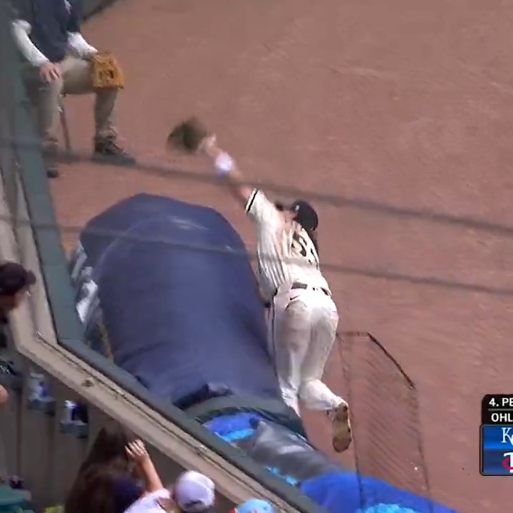 Ryan Fitzgerald makes the tricky grab at the tarp in foul territory! The Minnesota Twins rookie is having himself a day 😤