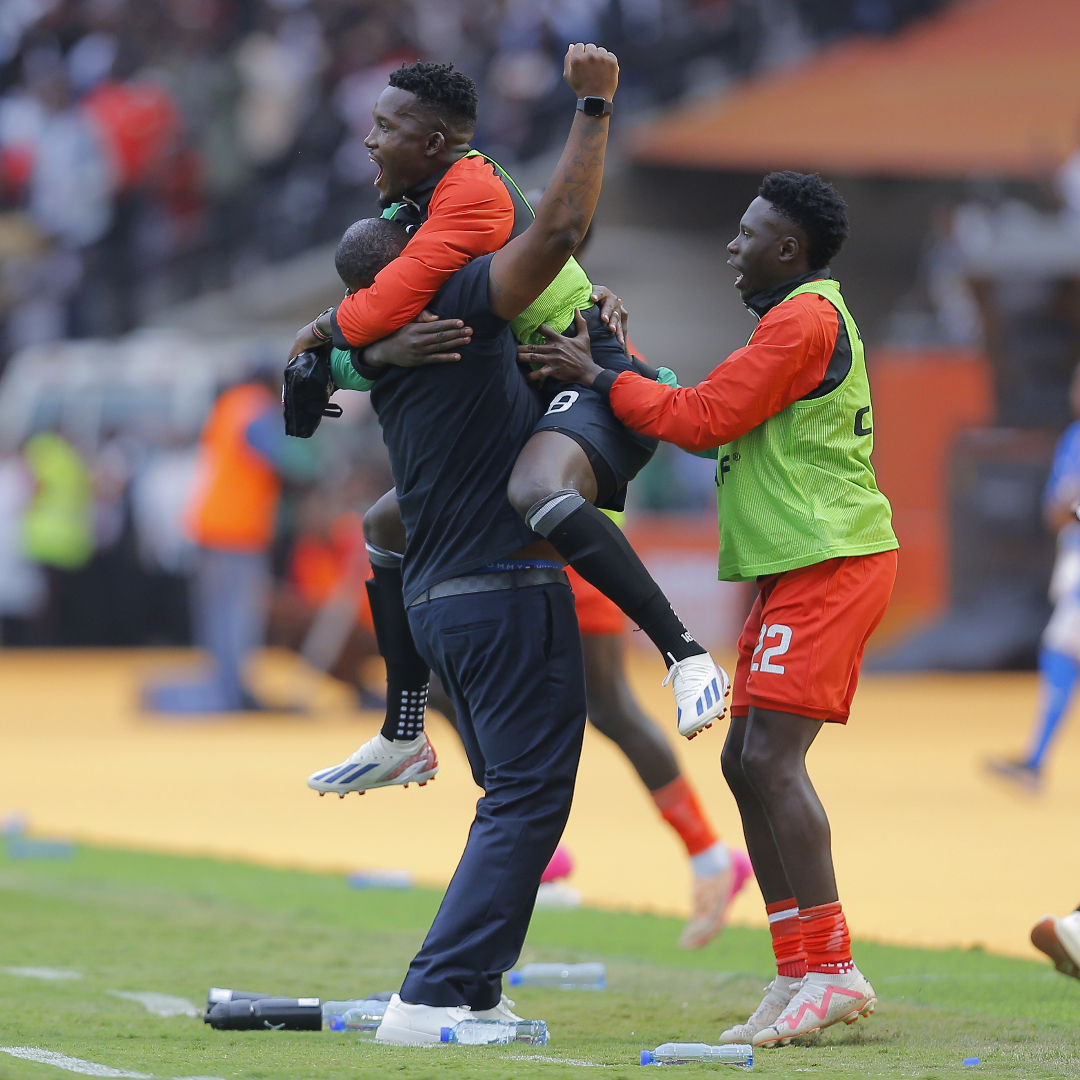 Benni McCarthy brought the Football Together Energy of the Day from the sidelines to the entire stadium! 🤩🇰🇪 Purchase your #TotalEnergiesCHAN2024 tickets here 👉