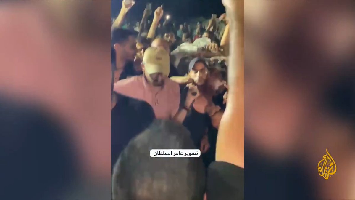 تشييع مراسلي #الجزيرة أنس الشريف ومحمد قريقع بعد استشهادهما إثر استهداف مباشر من قبل جيش الاحتلال الإسرائيلي في #غزة #الأخبار #حرب_غزة