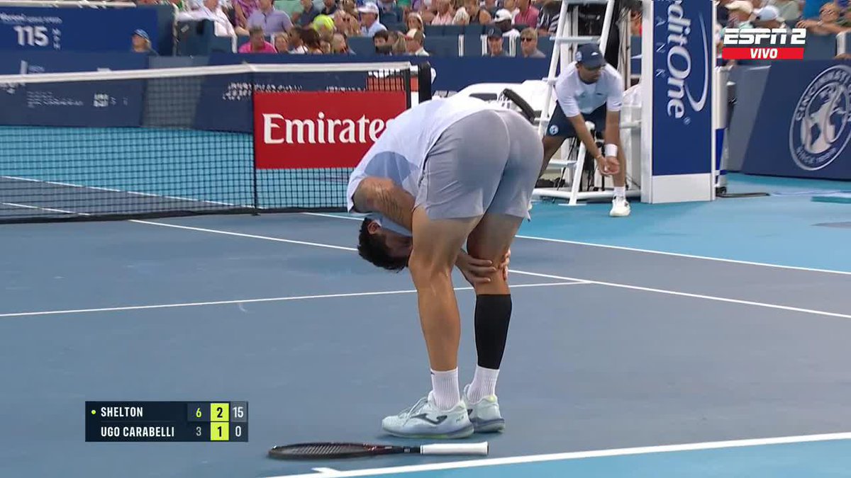 El momento de la lesión de Camilo Ugo Carabelli. Alarma total porque es en la rodilla, el dolor instantáneo y el retiro casi inmediato. Con el US Open y la posible convocatoria a la Copa Davis a la vuelta de la esquina… Una pena.