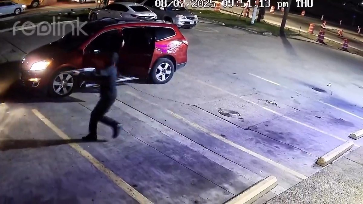 A man was targeted by two armed criminals outside of a bar, shot, and killed two days ago in Fort Worth, Texas. Earlier today police released this video of the killing and they now believe one of the killers was the victims half brother... #CityLife #texas #FortWorth #FAFO #ballistics #urban #bar