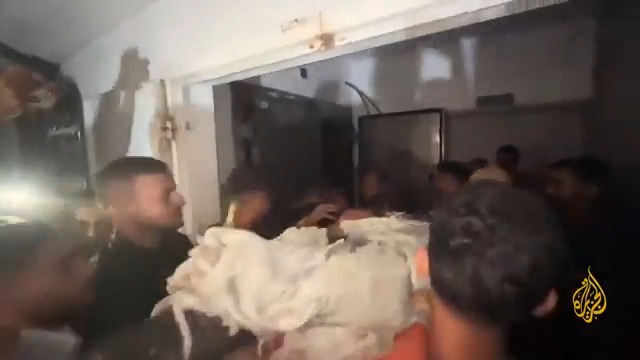 وداع أهالي الشهيدين أنس الشريف ومحمد قريقع لهما بعد استشهادهما في غارة إسرائيلية استهدفت خيمتهما #حرب_غزة #الأخبار