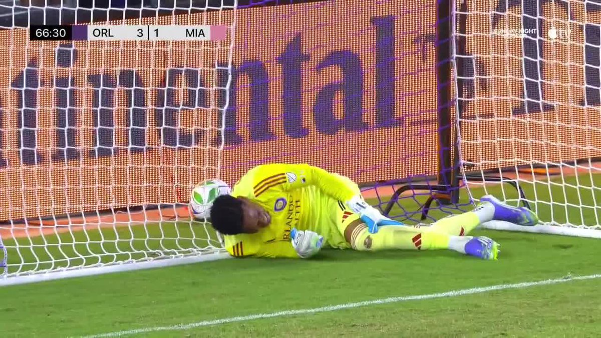 ¡IMPRESIONANTE INTERVENCIÓN DE GALLESE! El arquero peruano evitó un golazo desde mitad de cancha de Lucho Suárez en el Clásico de Florida. 📹 Major League Soccer on Apple