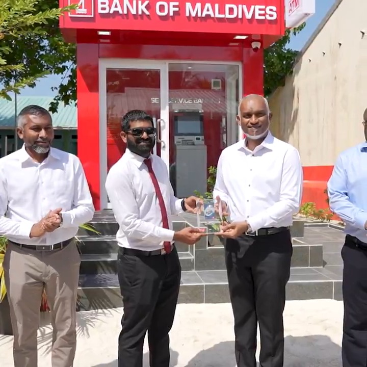 President inaugurates new Bank of Maldives ATM in B. Kamadhoo #RayyithunGaathah #BaaAtollVisit