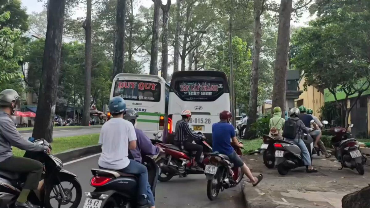 Hai xe khách dừng chắn tâm sự! 11-8, hai xe khách dừng chắn tâm sự trên đường Ngô Gia Tự HCM hàng trăm xe Honda phải chạy lên vỉa hè.;