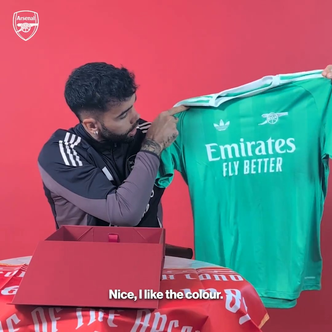Unboxing the third goalkeeper shirt with David Raya 🎁 Get yours on Arsenal Direct, Gooners 🛍️