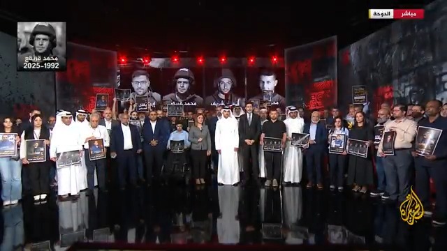 وقفة لشبكة #الجزيرة الإعلامية تنديدا باغتيال الاحتلال الإسرائيلي طاقم الجزيرة في #غزة، مراسلينا أنس الشريف ومحمد قريقع والمصورَين إبراهيم ظاهر ومحمد نوفل #حرب_غزة #الأخبار