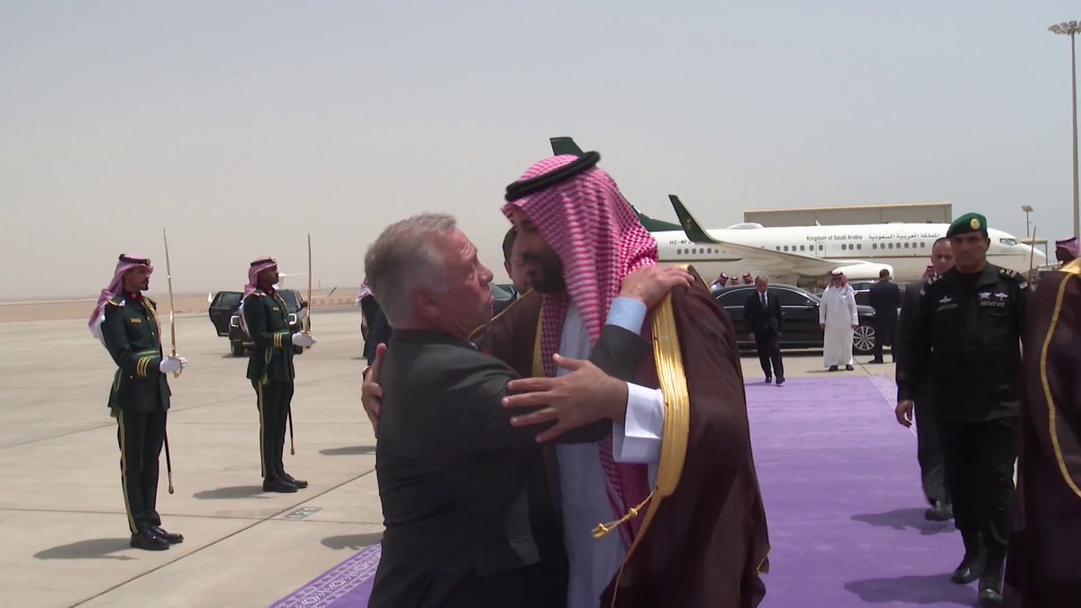ملك الأردن يغادر نيوم و #ولي_العهد الأمير محمد بن سلمان في مقدمة مودعيه