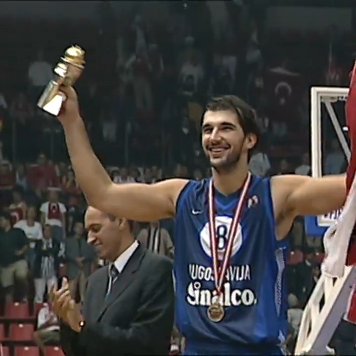 Greatest European shooter of all time? 🎯 Peja Stojakovic was killing it in #EuroBasket 2001 averaging 23.0 PPG and leading a stacked Yugoslavia squad to the title! 🏆
