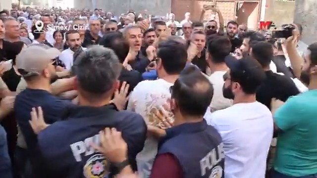 Cizîr'de yüzlerce kişi, 8 yıl sonra toprağa verilen HPG’li Ferhat Tünç için kurulan taziye evini yürüyüş yaptı