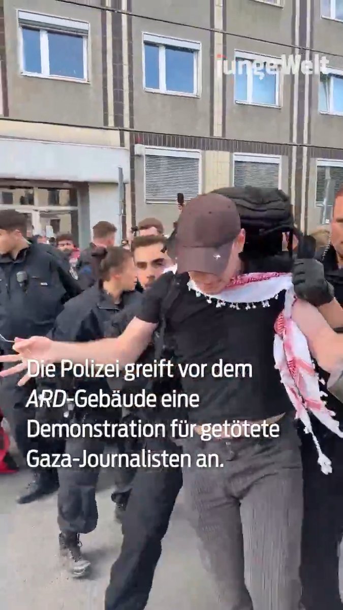 Im Moment versuchen rund 100 Demonstranten eine Kundgebung vor dem ARD-Studio in Berlin-Mitte durchzuführen, um gegen die Ermordung der Al-Dschasira-Journalisten in Gaza durch die israelische Armee zu protestieren. Aber die Polizei geht aggressiv gegen die Kundgebungsteilnehmer vor. #b1108