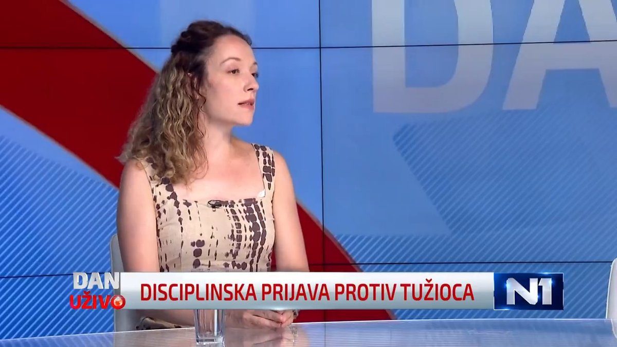 Nevladina organizacija InfoCepris podnela je disciplinsku prijavu protiv tužioca Miodraga Markovića, zbog postupanja u slučaju devojke koja je na januarskom protestu na Novom Beogradu automobilom udarila studentkinju. "Mislim da se nikad u istoriji srpskog pravosuđa nije desilo da toliko kolega koje inače izbegavaju da potpisuju diciplinske prijave, nije uobičajeno da sudije, tužioci, pravnici u tom broju stanu iza jedne disciplinske prijave, to se desilo, a desilo se jer je Marković neverovatno bezobzirno prekršio Zakon o javnom tužilaštvu", ocenila je pravnica Sofija Mandić, gostujući u #DanUživo sa Maja Dragić 🍓