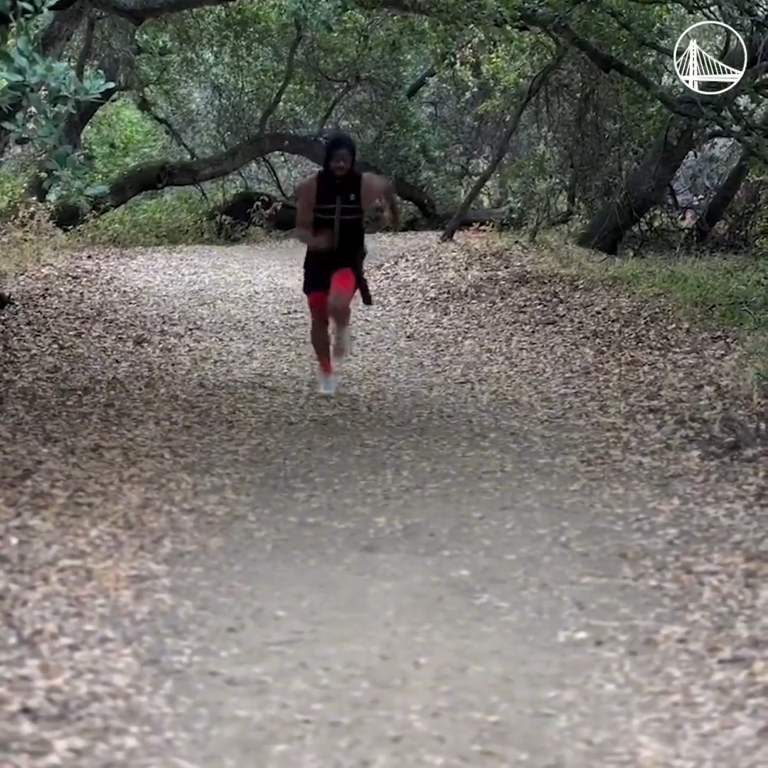 Weighted vest, uphill sprints, off season work. Season 17 Stephen Curry coming soon 👀 (via Carl_Performance/IG)