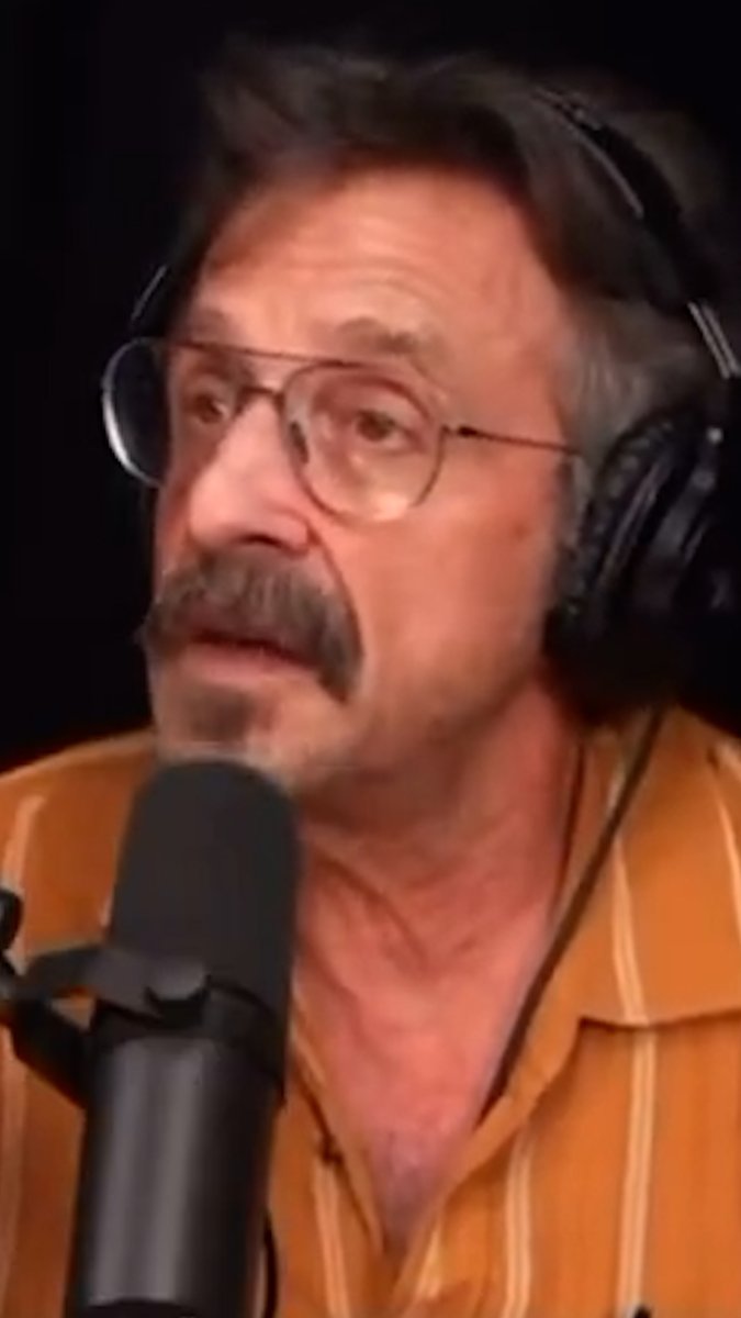 Marc Maron went on Howie Mandel’s podcast and talked about how comedians making anti-trans jokes are contributing to discrimination against trans people. He also pointed out that the bit is ‘hack’ now — and honestly, none of those jokes are funny.