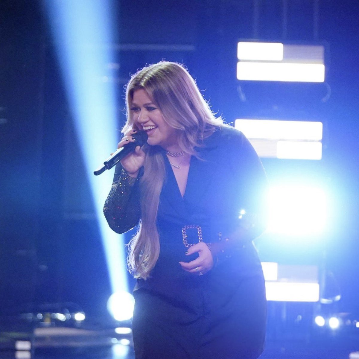 Kelly Clarkson and Ariana Grande looking happier than ever while performing together, because it’s one of those rare times they get to duet with someone who can truly keep up with them 😭