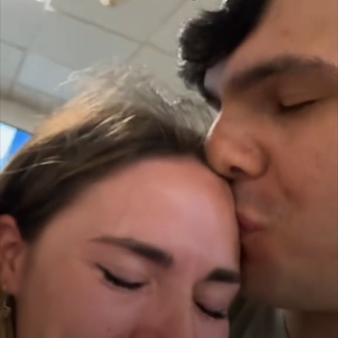 🛩️❌Pareja pierde vuelo a Puerto Rico por confiar en ChatGPT Una pareja de españoles perdió un vuelo a Puerto Rico tras recibir información incorrecta de ChatGPT con respecto al visado. La historia se volvió viral. Más videos👇