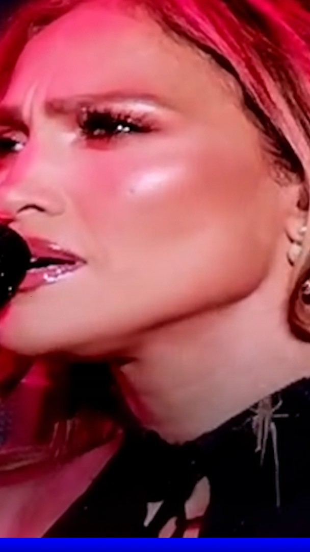 Un grillon monte sur le corps de Jennifer Lopez pendant son concert au Kazakhstan