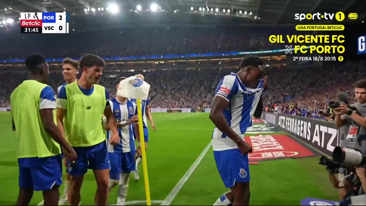 Samu marca, beija o símbolo e faz sinal aos adeptos de que fica no FC Porto 👀