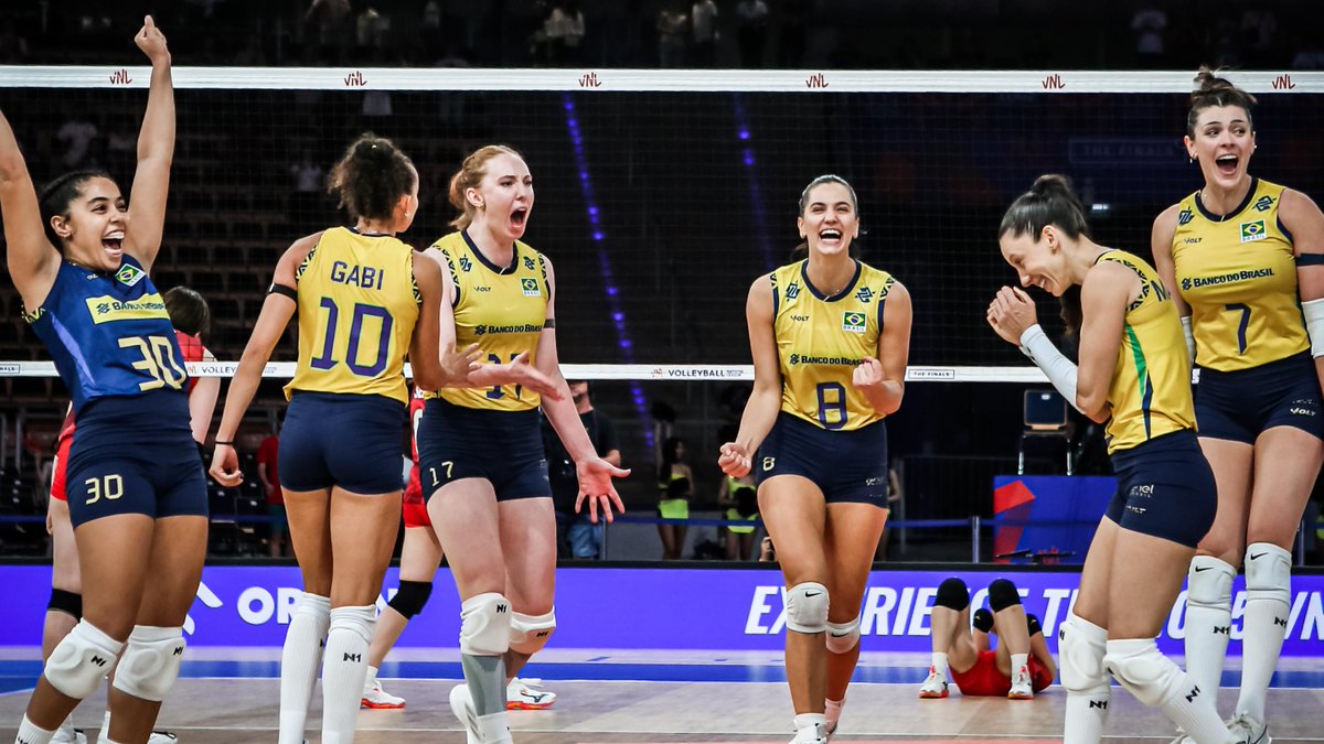 WOMEN’S WORLD CHAMPS: MEET TEAM BRAZIL 🇧🇷 Get ready for a powerhouse of passion and skill! 💚💛 Brazil 🇧🇷 arrives hungry for its first-ever World Championship title 🏆. With explosive attacks, rock-solid defense and the energy of champions, this team is ready to light up the courts in Thailand 🇹🇭🔥. 🗒️ Check the schedule at 📺 Catch the action on VBTV: 🏐 #Volleyball #Volei #Thailand2025 #WWCH